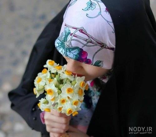  عکس دختر با گل نرگس برای پروفایل