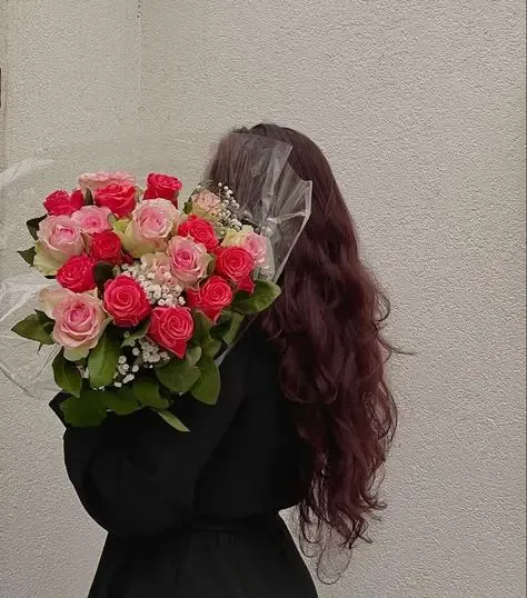 عکس دختر با گل رز قرمز