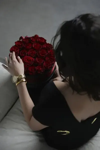  عکس دختر با گل رز قرمز