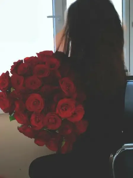  عکس دختر با گل رز قرمز