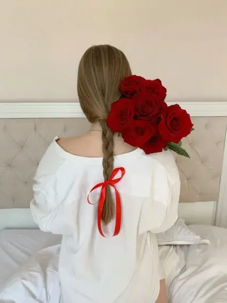  عکس دختر با گل رز قرمز