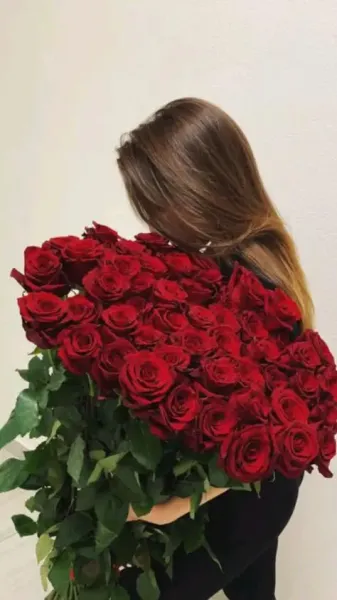  عکس دختر با گل رز قرمز