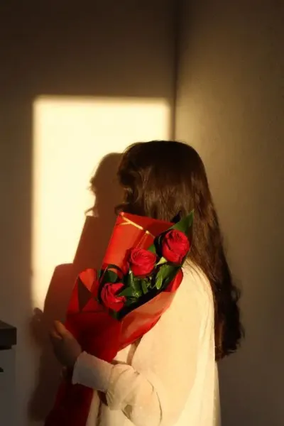  عکس دختر با گل رز قرمز