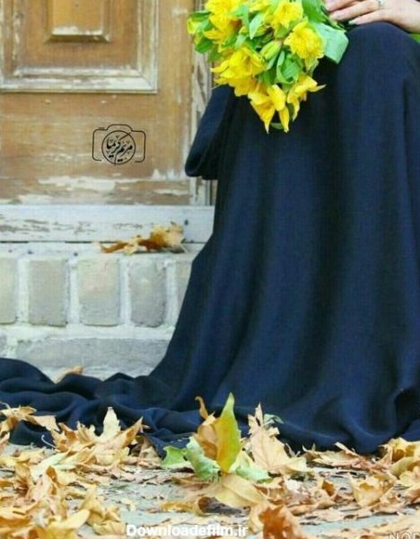  عکس گل نرگس در دست دختر چادری