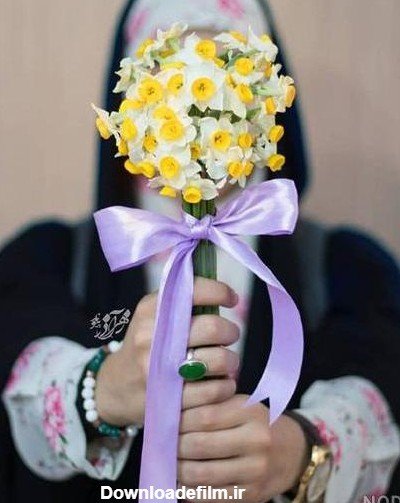  عکس گل نرگس در دست دختر چادری