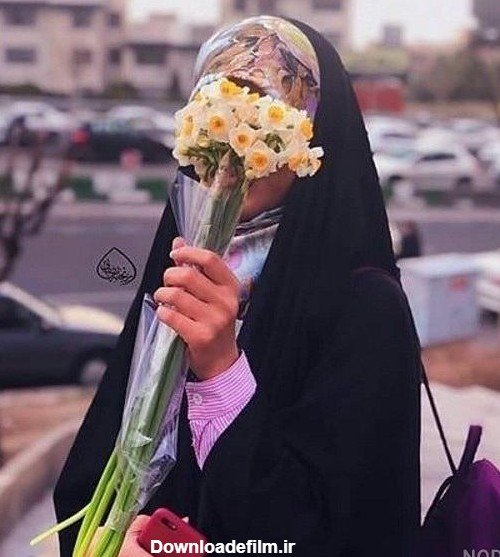  عکس گل نرگس در دست دختر چادری