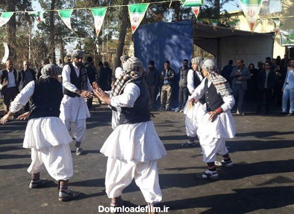  عکس گل نرگس در دست دختر چادری