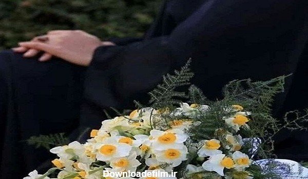  عکس گل نرگس در دست دختر چادری
