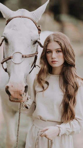  پروفایل دختر با اسب