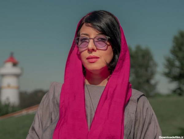 عکس پروفایل دختر پشت ب دوربین