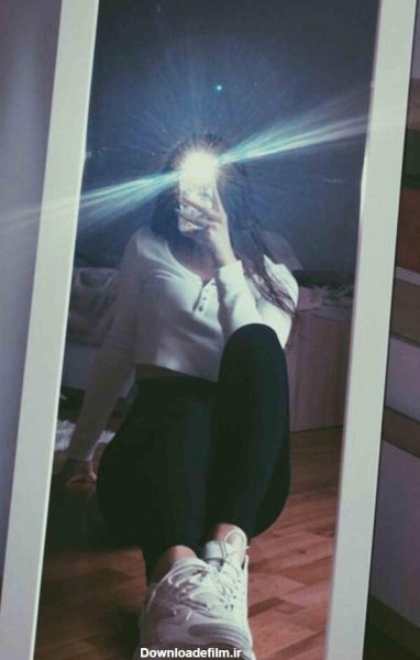 پروفایل دختر جلوی آینه