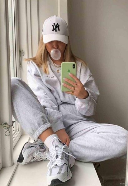  ژست عکس دونفره جلو آینه دخترانه