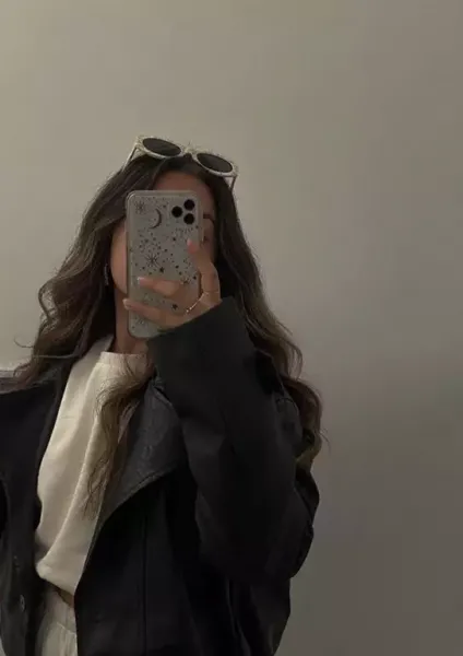 عکس دختر جلو اینه با گوشی ایفون