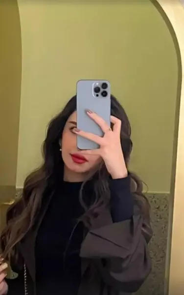  عکس دختر جلو اینه با گوشی ایفون