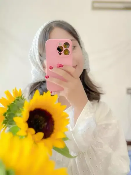  عکس دختر جلو اینه با گوشی ایفون