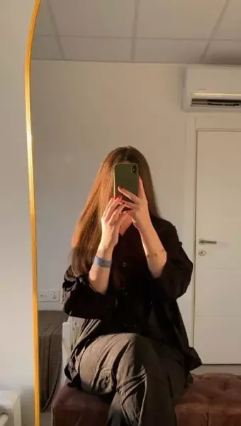  عکس دختر جلو اینه با گوشی ایفون