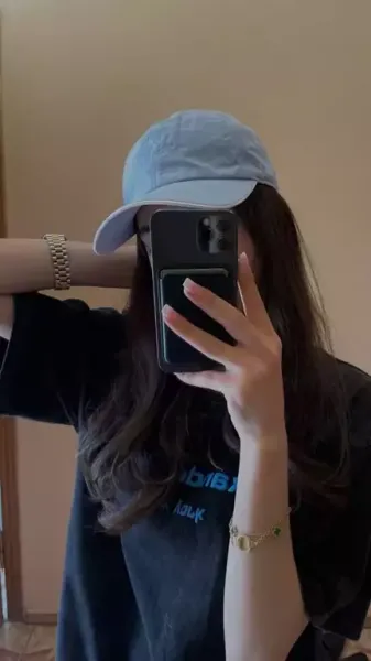  عکس دختر جلو اینه با گوشی ایفون