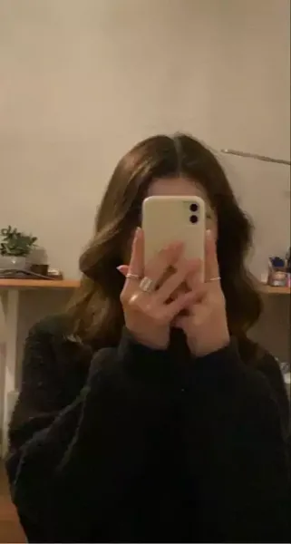  عکس دختر جلو اینه با گوشی ایفون