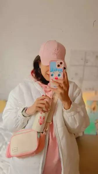  عکس دختر جلو اینه با گوشی ایفون