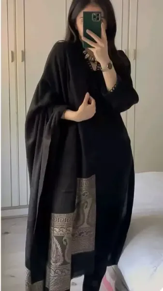  عکس دختر جلو اینه با گوشی ایفون