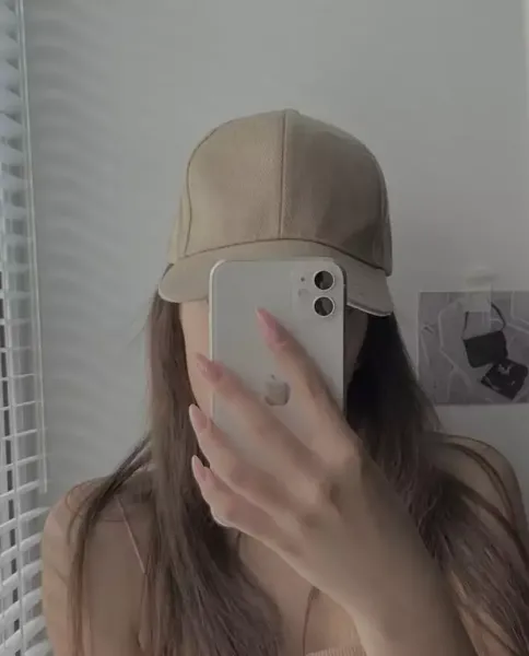  عکس دختر جلو اینه با گوشی ایفون