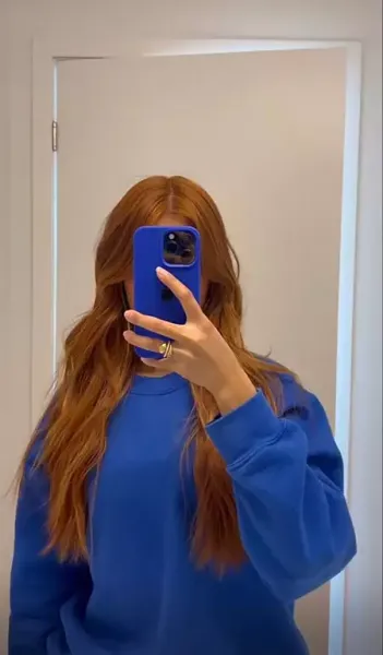  عکس دختر جلو اینه با گوشی ایفون