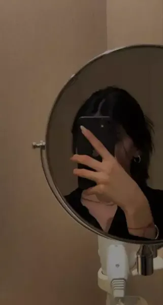  عکس دختر جلو اینه با گوشی ایفون