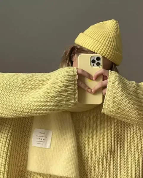  عکس دختر جلو اینه با گوشی ایفون