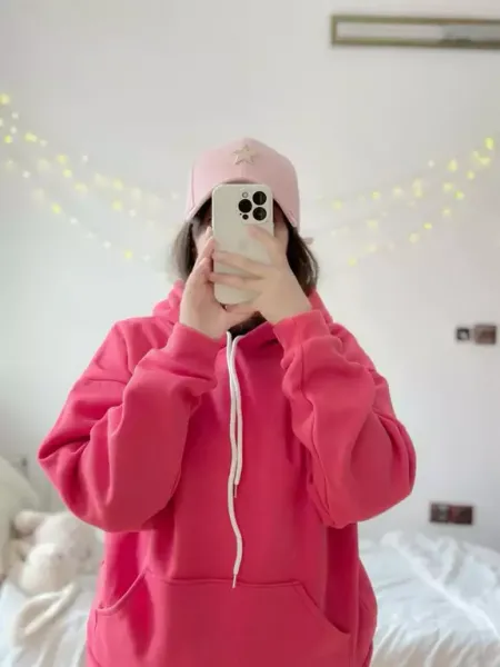  عکس دختر جلو اینه با گوشی ایفون