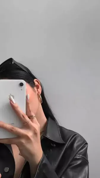  عکس دختر جلو اینه با گوشی ایفون