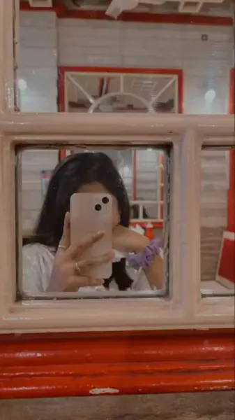  عکس دختر جلو اینه با گوشی ایفون