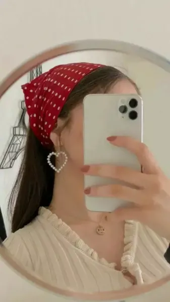  عکس دختر جلو اینه با گوشی ایفون