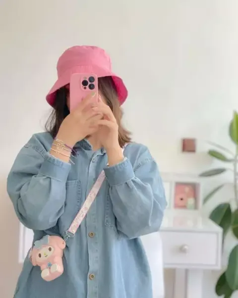  عکس دختر جلو اینه با گوشی ایفون