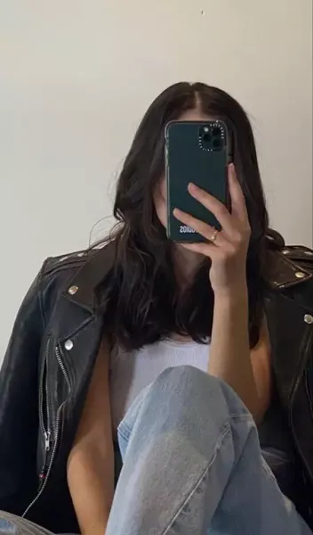  عکس دختر جلو اینه با گوشی ایفون