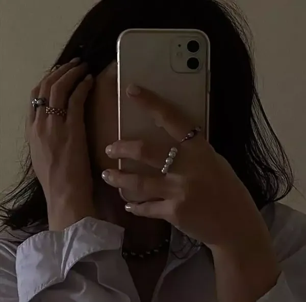  عکس دختر جلو اینه با گوشی ایفون