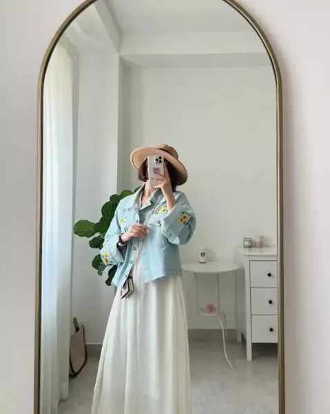  عکس دختر جلو اینه با گوشی ایفون