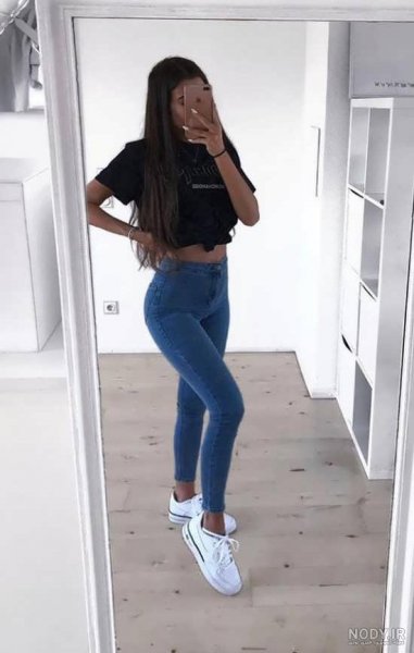  عکس دختر جلو اینه باشگاه