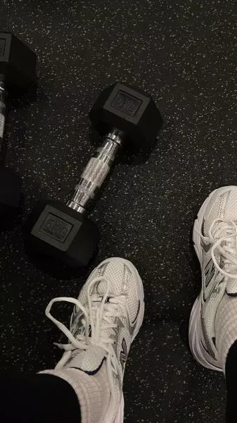  عکس دختر جلو اینه باشگاه