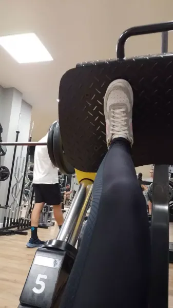  عکس دختر جلو اینه باشگاه