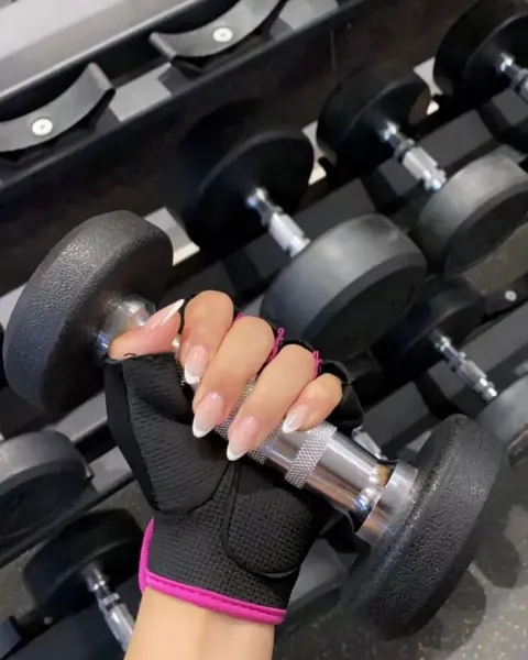  عکس دختر جلو اینه باشگاه