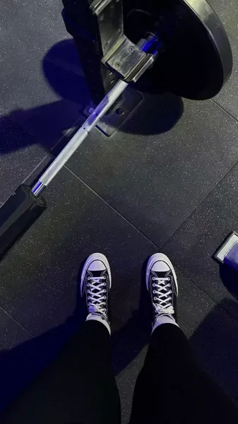  عکس دختر جلو اینه باشگاه