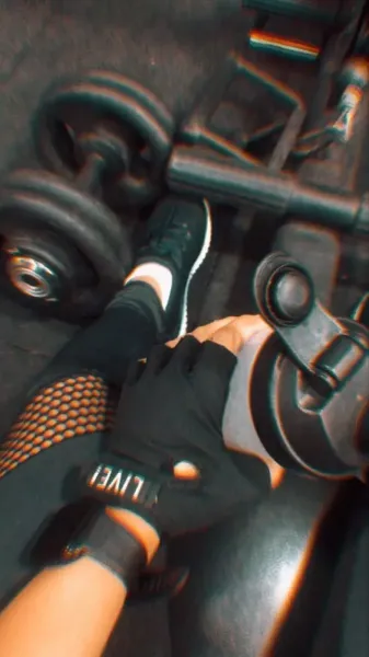  عکس دختر جلو اینه باشگاه