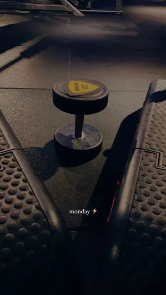  عکس دختر جلو اینه باشگاه