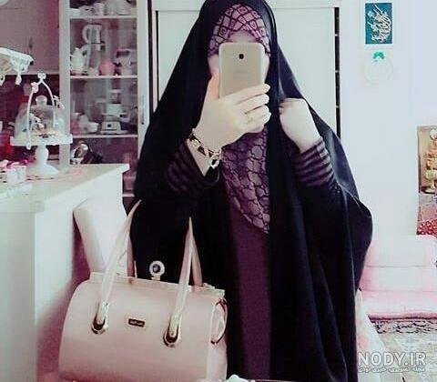 عکس دختر جلو اینه طبیعی با حجاب