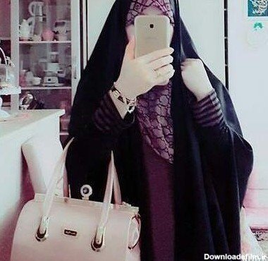  عکس دختر جلو اینه طبیعی با حجاب