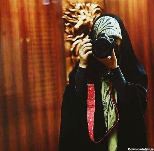  عکس دختر جلو اینه طبیعی با حجاب