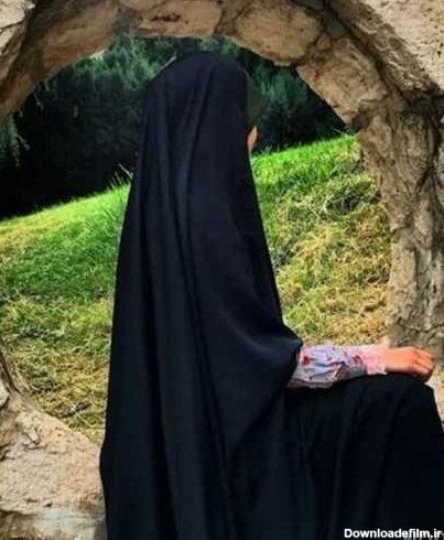  عکس دختر جلو اینه طبیعی با حجاب