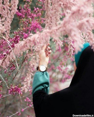  عکس دختر جلو اینه طبیعی با حجاب