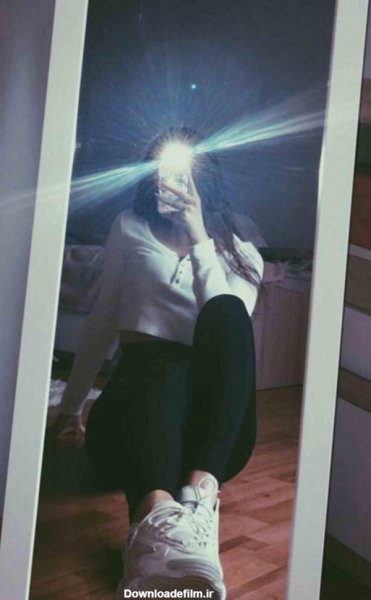  عکس دختر جلو اینه طبیعی با حجاب