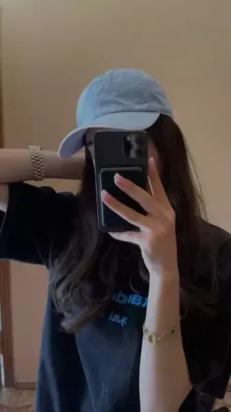  عکس دختر با گوشی ایفون برای پروفایل